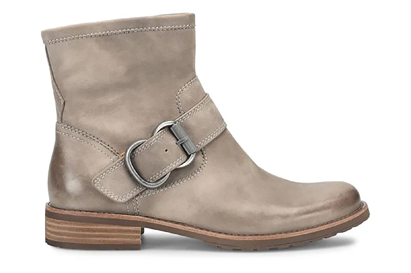 Comfortable boots with built-in arch support for all-day wearBrie