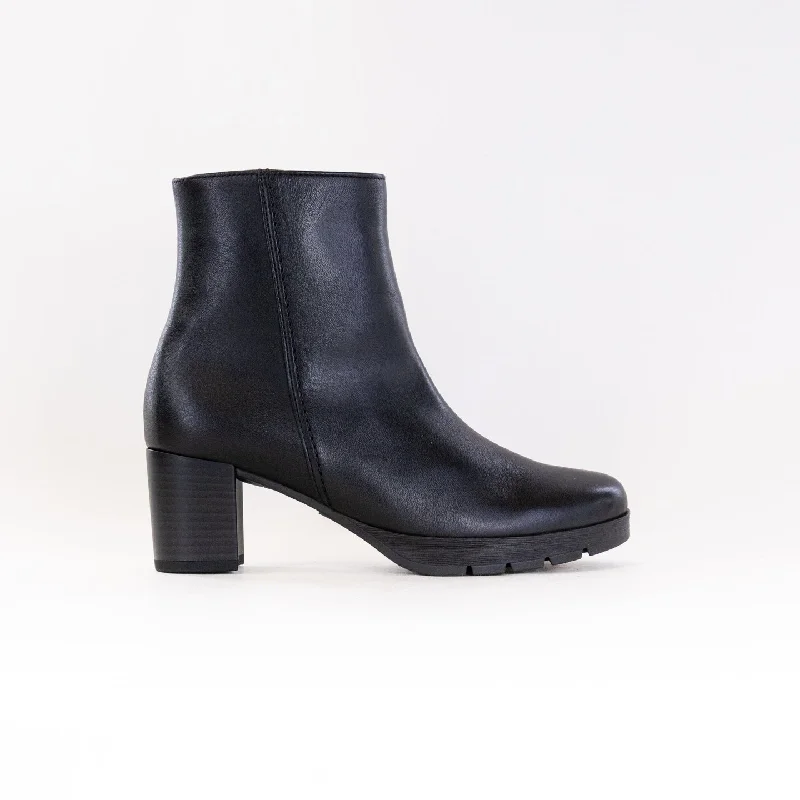 Trendy boots with a shiny patent finish for a modern lookGabor 52.071.57 Boot (Women's) - Black Leather