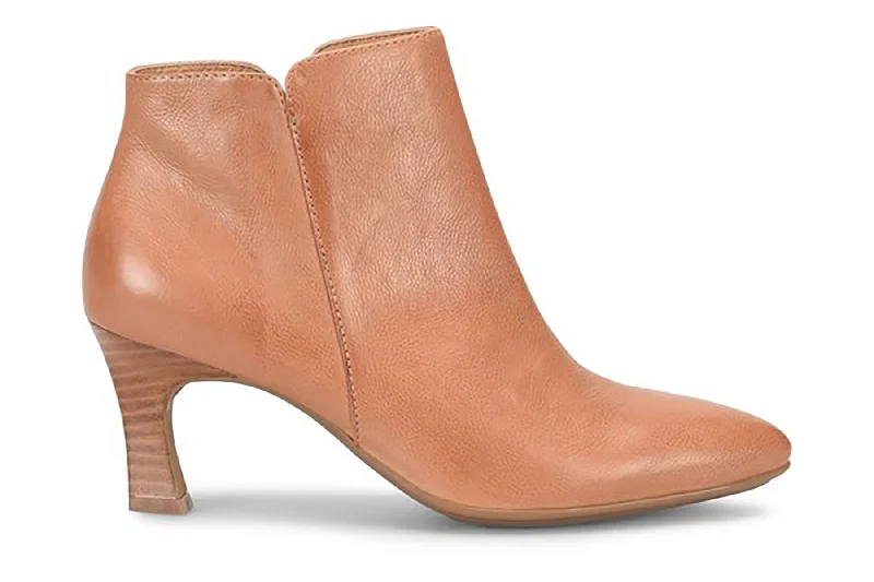 Comfortable boots with breathable linings for all-day comfortSasha