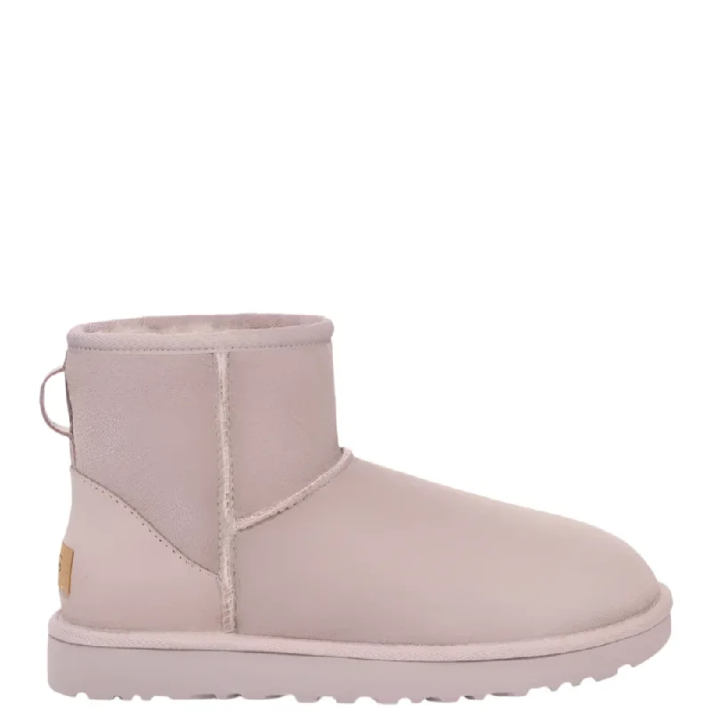 Chic boots with lace-up closure for a feminine touchUgg Women's Classic Mini II Pale Smoke