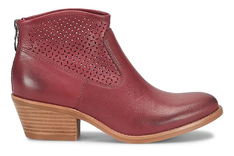 Comfortable boots with elastic sides for easy wearAisley Perf