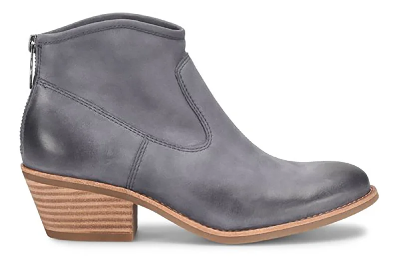 Trendy boots with a minimalist design for easy stylingAisley