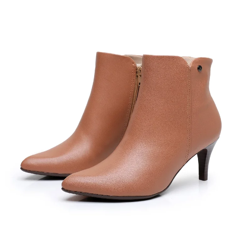 High-heeled boots with a comfortable fit for all-day wearChic Catwalk Boots - Brown (745.087)