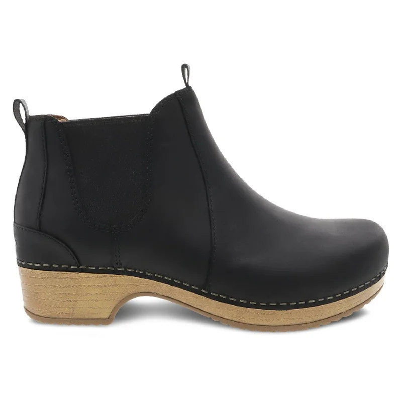 Trendy boots with a shiny patent finish for a modern lookBecka