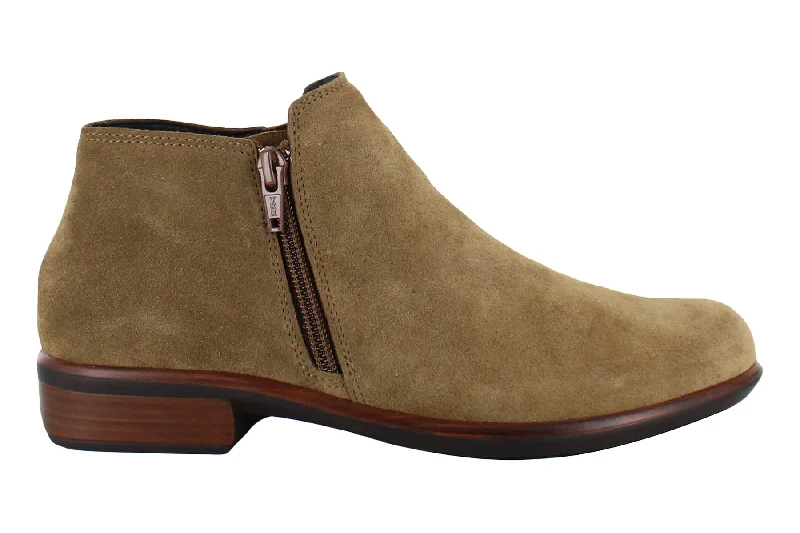 Casual boots with a sleek, minimalist design for every outfitHelm