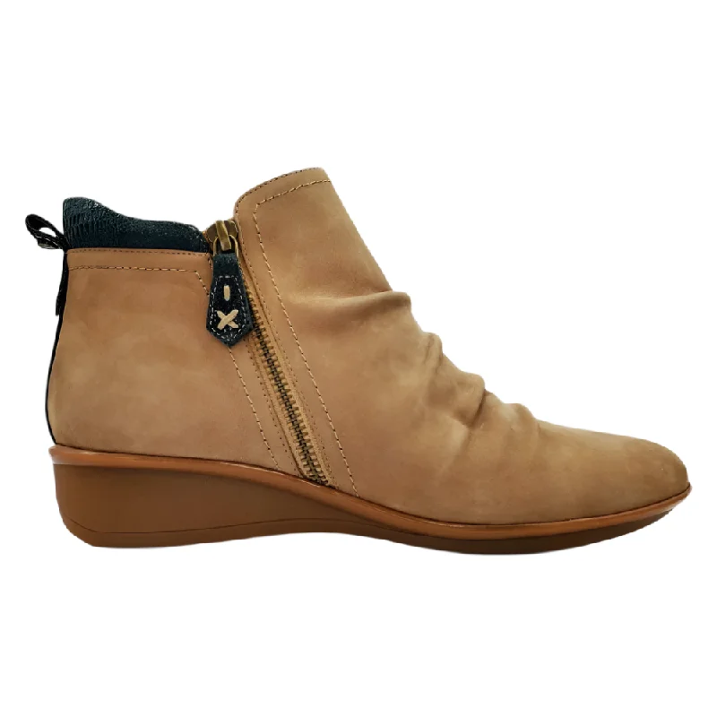 Classic lace-up boots for a stylish, vintage lookRevere Women's Plymouth Wedge Boot Toffee / Navy Lizard