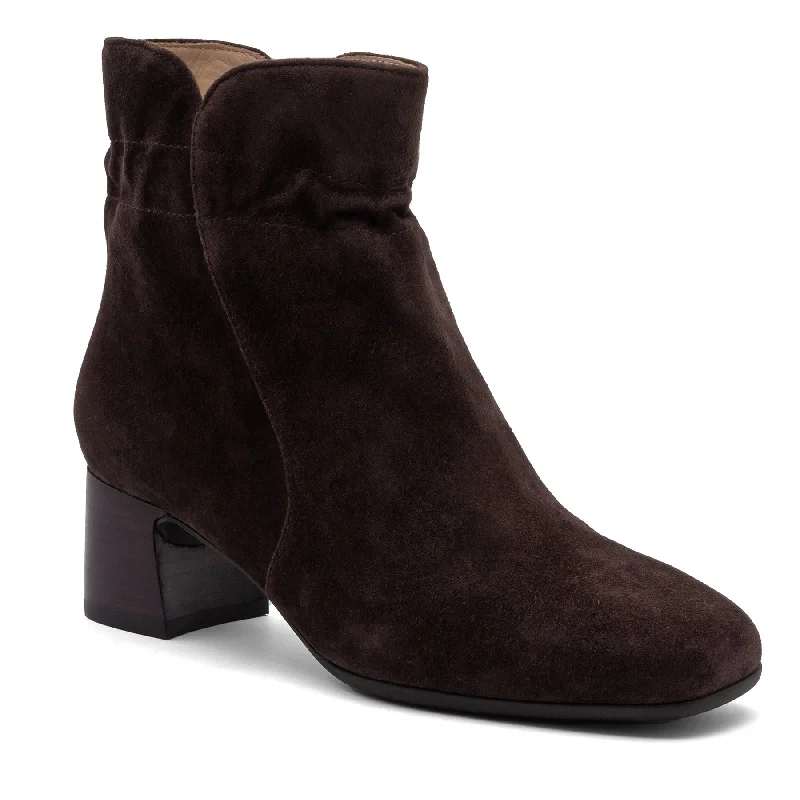 Elegant boots with chic, pointed toes for a sophisticated appearanceAvenue Mid Metatarsal