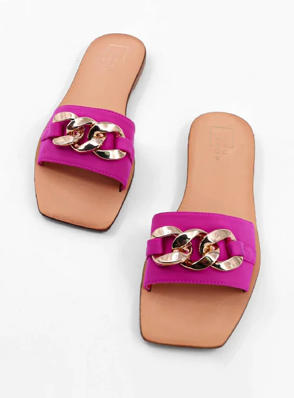 Flats with colorful embroidery for a playful styleComfortable flats for everyday wearDilia Flats In Fuchsia