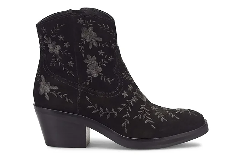 Boots with a wide range of colors for versatile optionsSophie