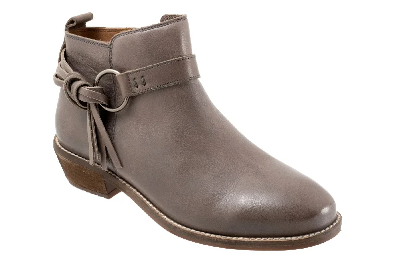 Stylish boots with buckled straps for a unique lookReade