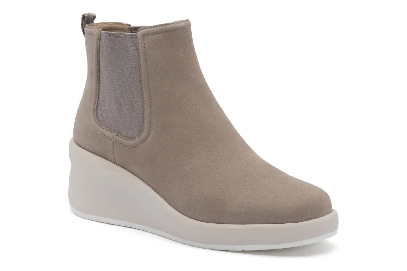 Warm boots with an adjustable strap for a secure fitPassage Chelsea