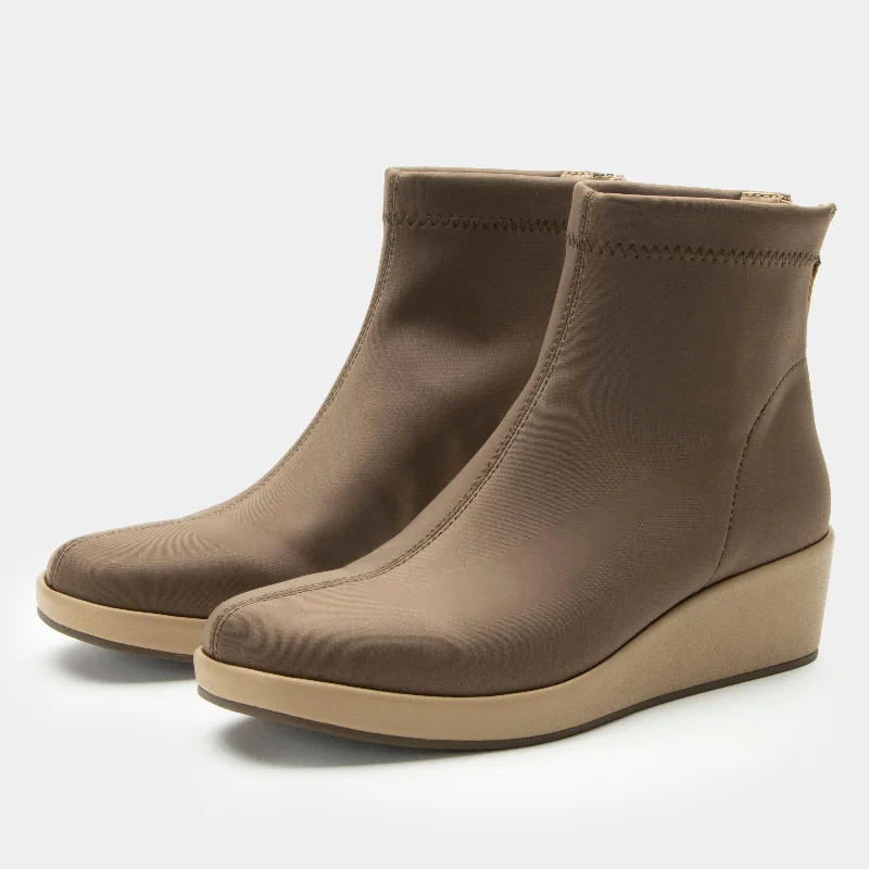 Trendy boots with a high platform for a striking lookHarmoni Camel Boot