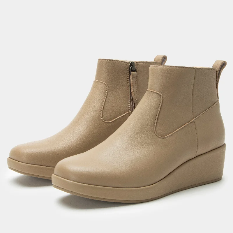 Fashionable boots with sleek, smooth leather for a polished lookHadi Beige Boot