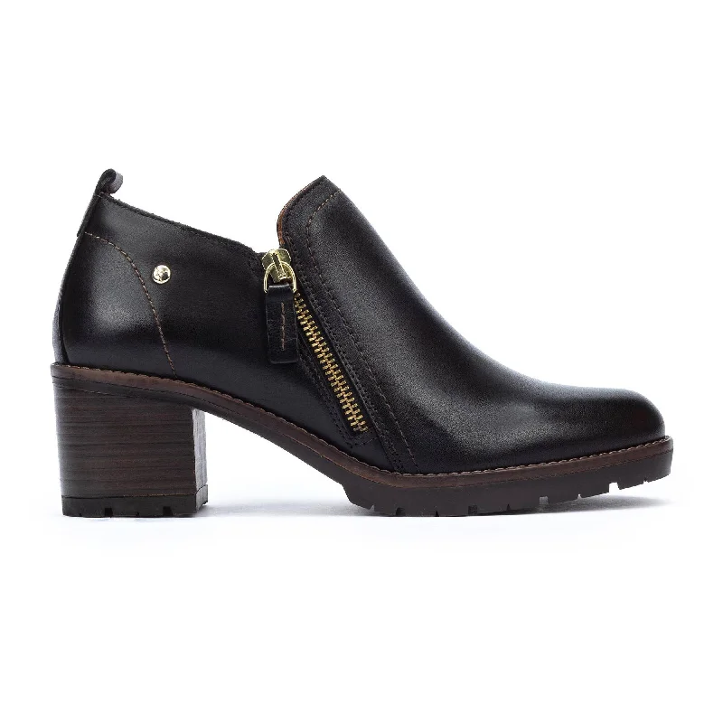 Stylish boots with a pointed toe for a sharp silhouetteLlanes Bootie