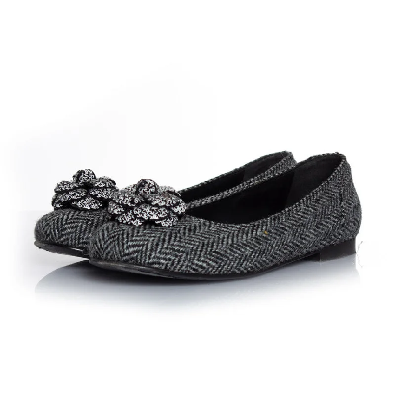 Fashionable flats with a woven texture for a rustic touchFlats for women with a classic design twistCamellia flats in grey fishbone