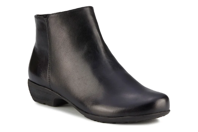 Chic boots with sleek designs for a sophisticated vibeEzra