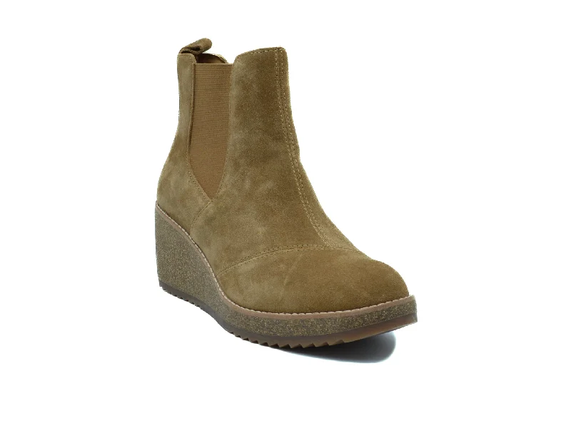 Comfortable boots with adjustable closures for a better fitAETREX Dawn Wedge Boot