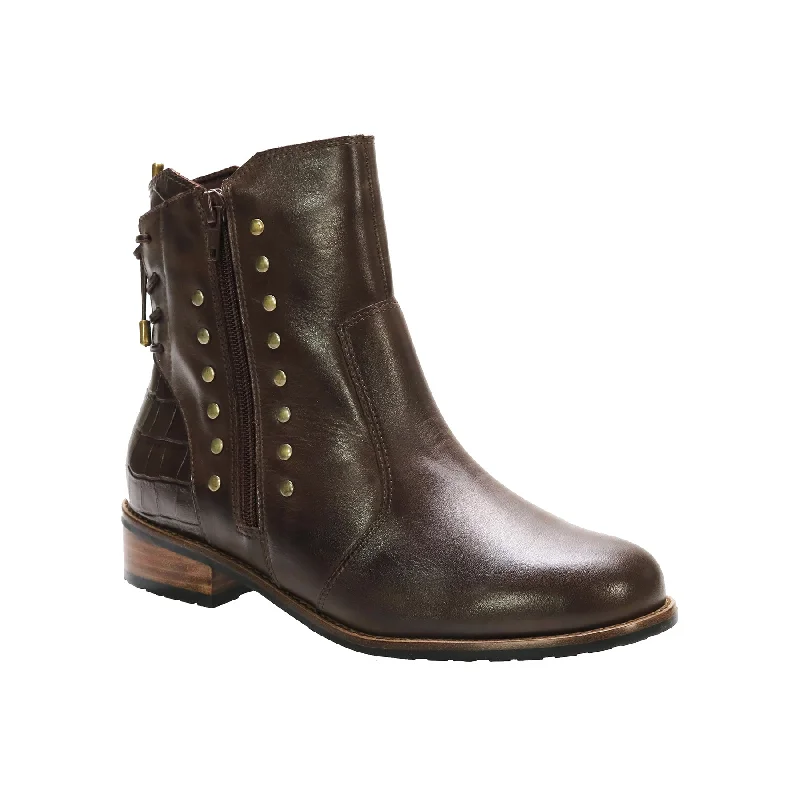 Classic boots with smooth leather construction for timeless styleMaestro