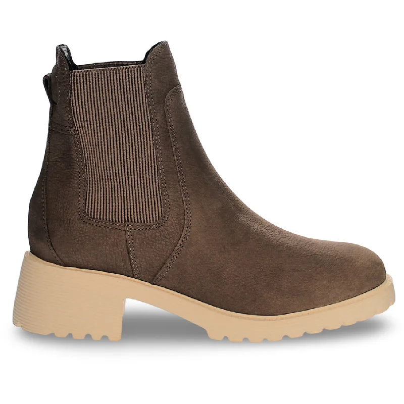 Trendy boots with ruffle details for a feminine touchHorsens