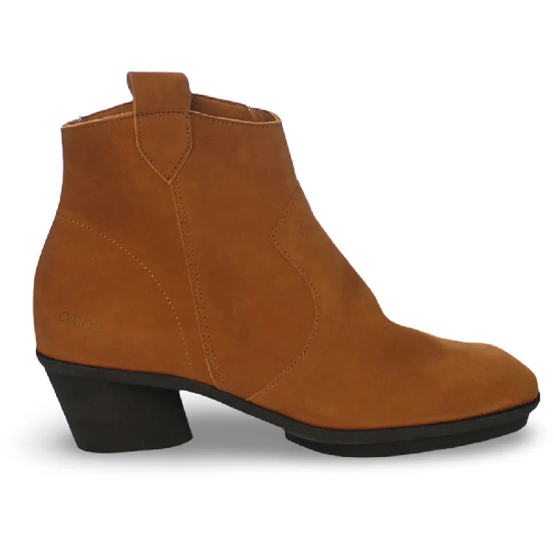 Elegant boots with a polished leather finishJunity