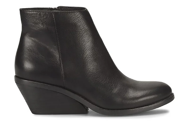 Boots with a pointed toe design for a fashionable edgeNina