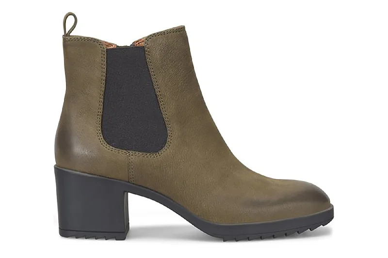 Comfortable boots with wide calf sizes for a better fitHammond