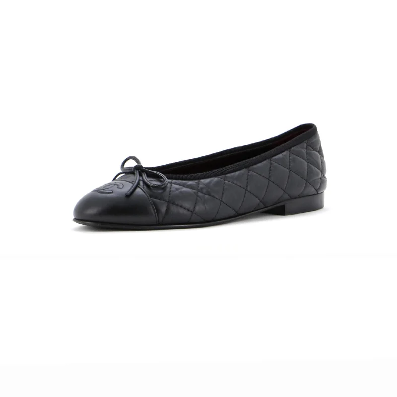 Flats with woven fabric for a natural, textured lookFlats with extra heel padding for comfortWomen's CC Cap Toe Bow Ballerina Flats Quilted Leather