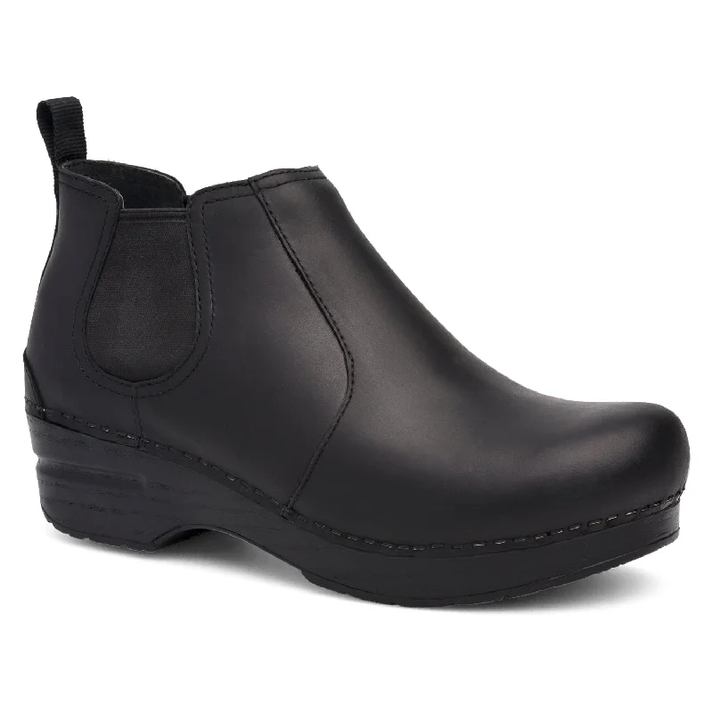 Elegant boots with slim, tailored silhouettes for formal occasionsFrankie