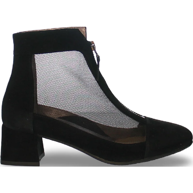 Fashionable boots with a pointed heel for a stylish silhouetteRuna