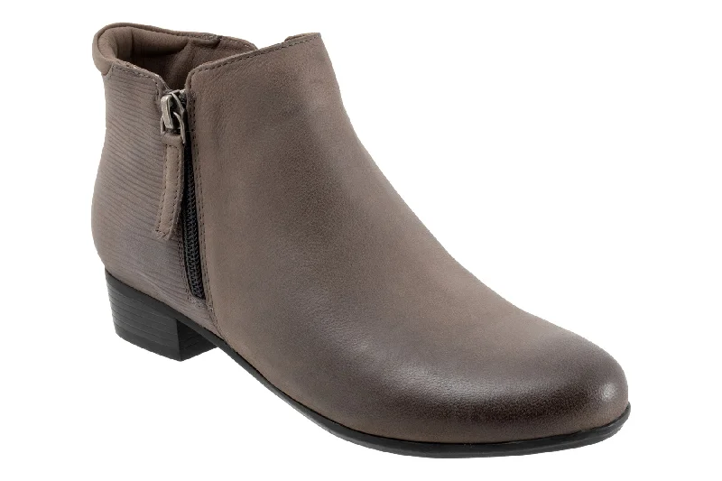 Sleek ankle boots with a tapered toeMajor Embossed