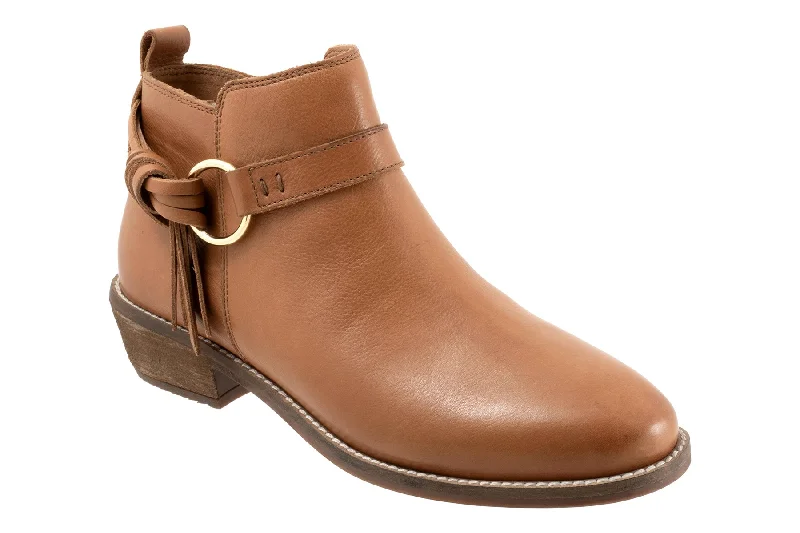 High-top boots with a sporty vibe for casual wearReade